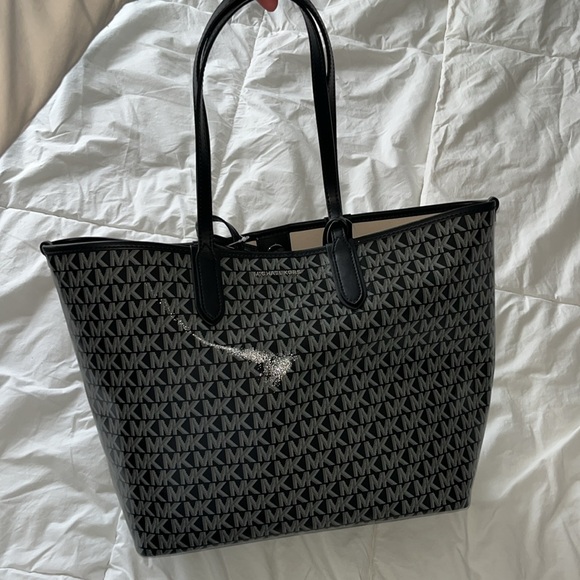 Michael Michael Kors Eliza Large East West
Open Tote with Wallet - Picture 2 of 8